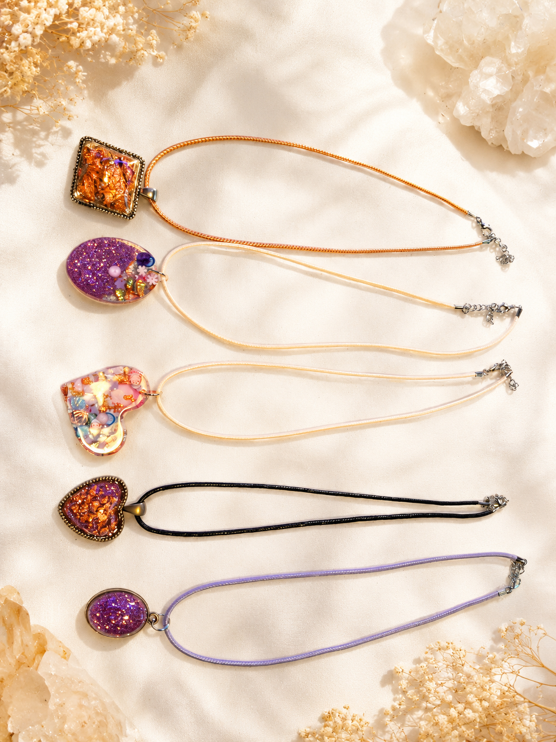 Pendentifs en résine , fait à la main avec amour !